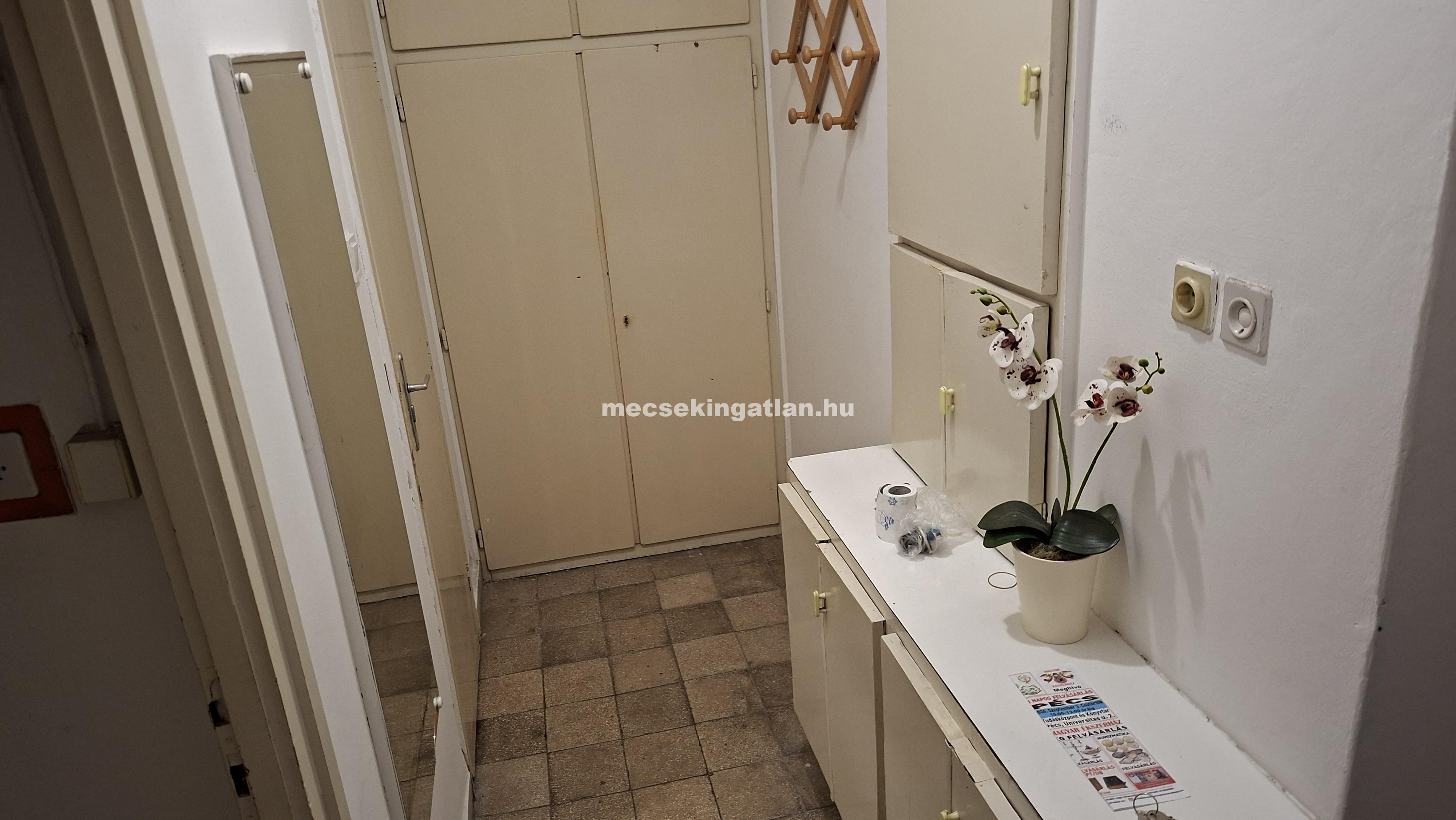 Pécs, Egyetemvárosban a Kodály Zoltán utcában garzonlakás kiadó