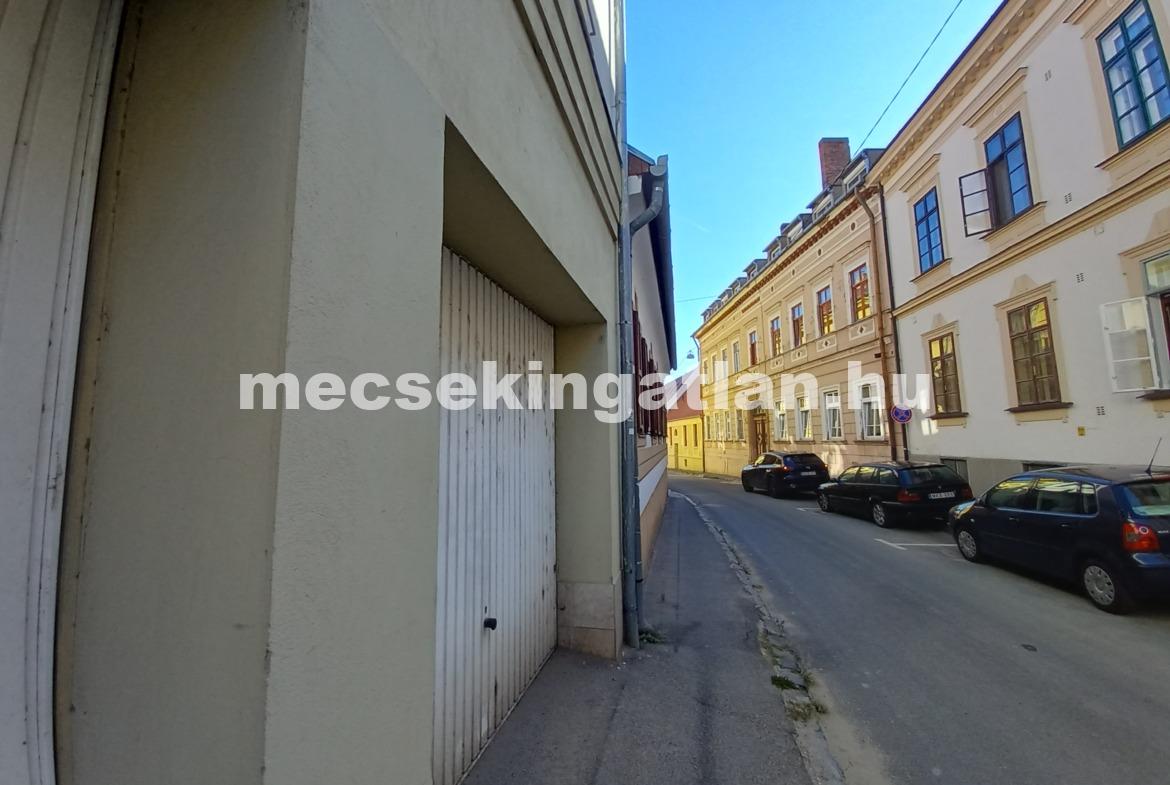 Pécs belvárosában a Mária utcában zárt önálló garázs kiadó!