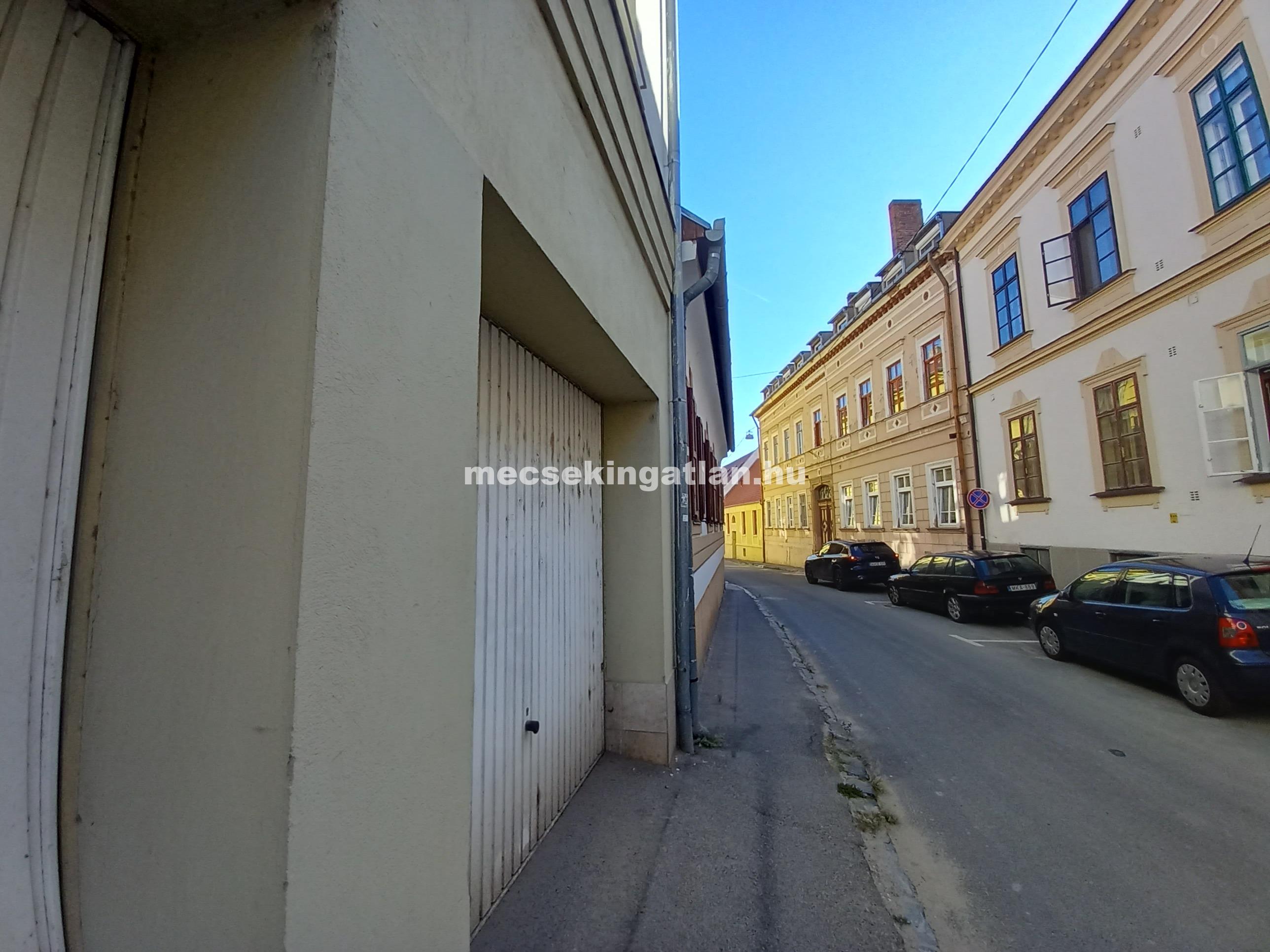 Pécs belvárosában a Mária utcában zárt önálló garázs kiadó!