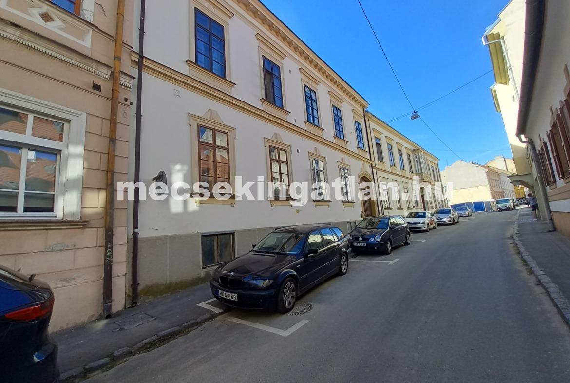 Pécs belvárosában a Mária utcában zárt önálló garázs kiadó!