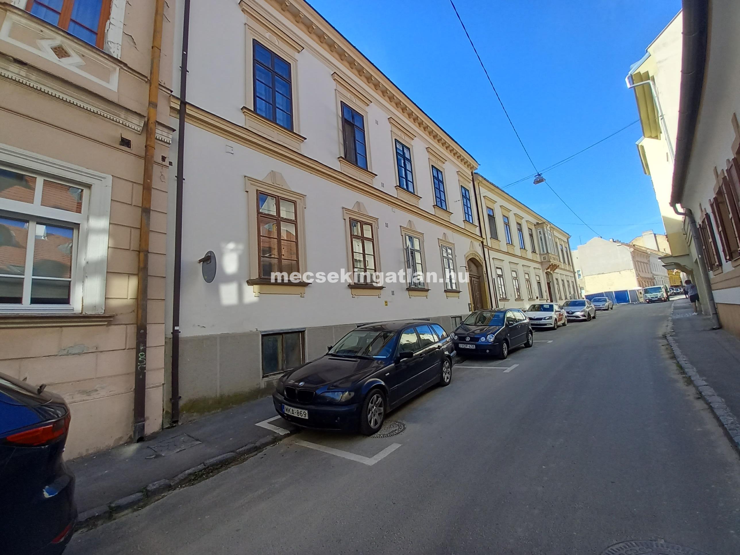 Pécs belvárosában a Mária utcában zárt önálló garázs kiadó!