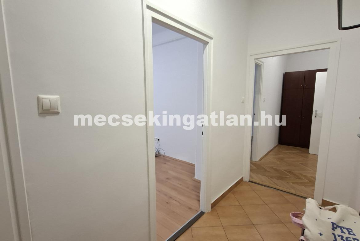 Pécsett az Esztergár Lajos utcában földszinti, teljesen felújított téglalakás kiadó-Családbarát!