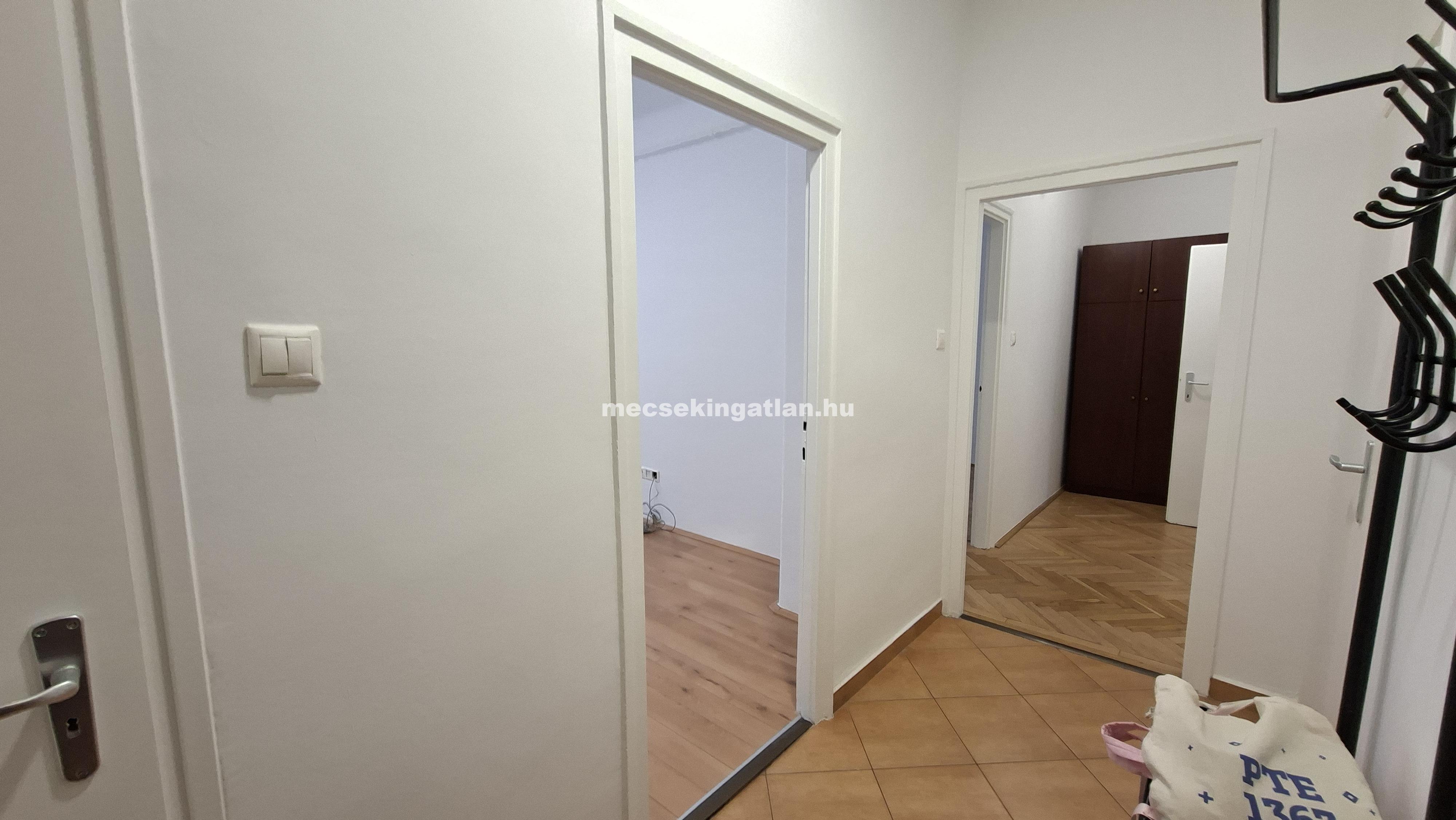 Pécsett az Esztergár Lajos utcában földszinti, teljesen felújított téglalakás kiadó-Családbarát!