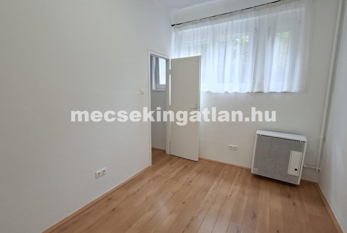 Pécsett az Esztergár Lajos utcában földszinti, teljesen felújított téglalakás kiadó-Családbarát!