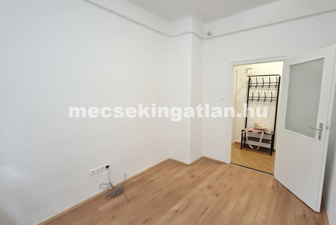 Pécsett az Esztergár Lajos utcában földszinti, teljesen felújított téglalakás kiadó-Családbarát!