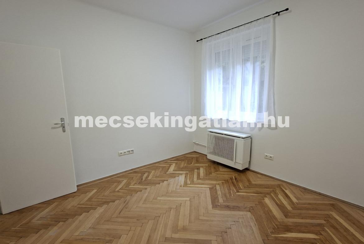 Pécsett az Esztergár Lajos utcában földszinti, teljesen felújított téglalakás kiadó-Családbarát!