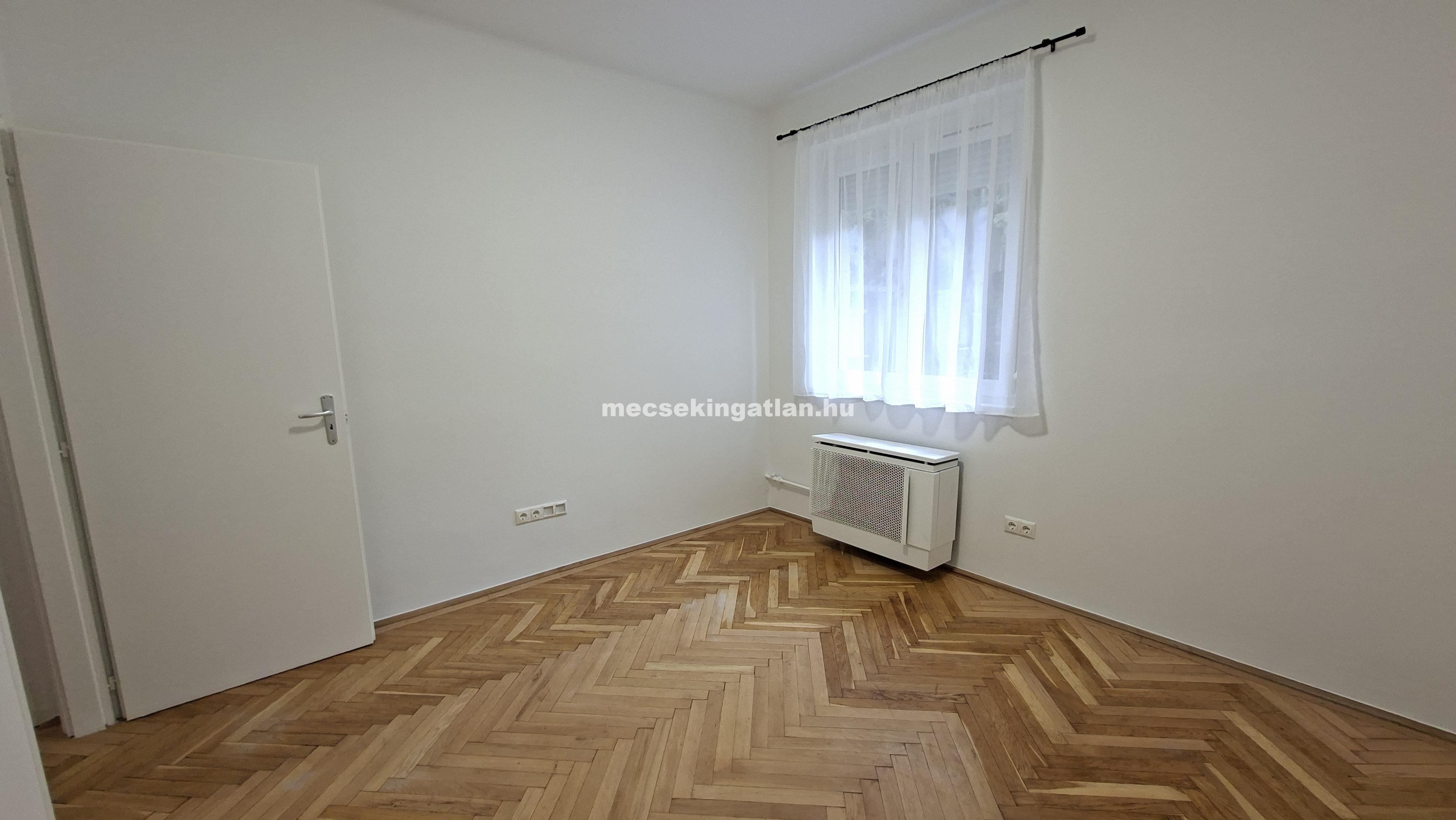 Pécsett az Esztergár Lajos utcában földszinti, teljesen felújított téglalakás kiadó-Családbarát!