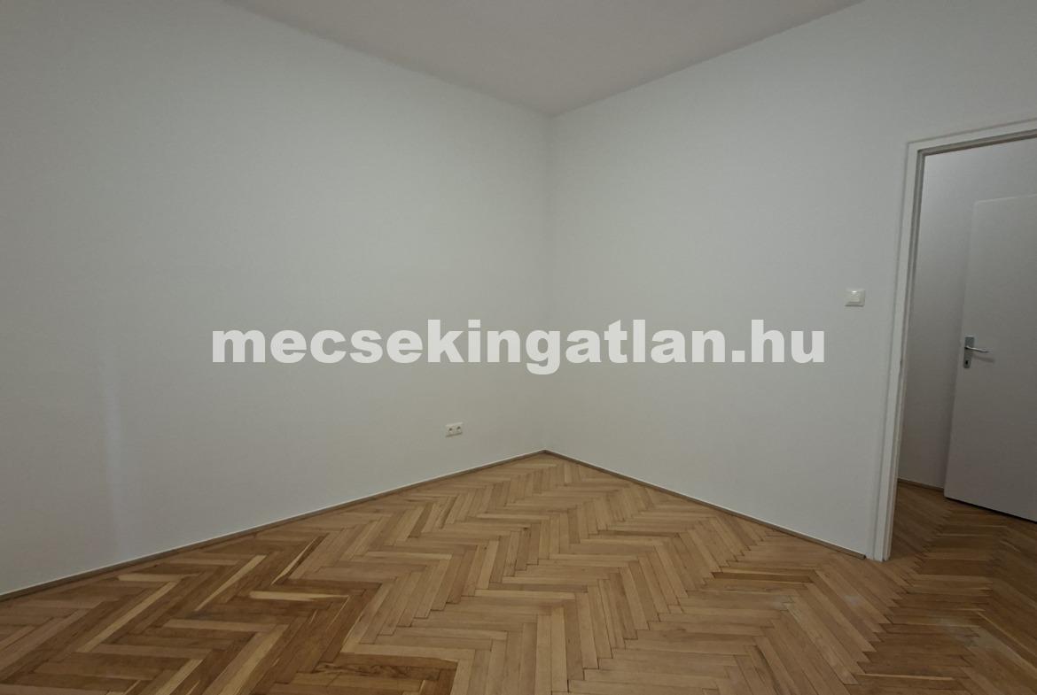 Pécsett az Esztergár Lajos utcában földszinti, teljesen felújított téglalakás kiadó-Családbarát!