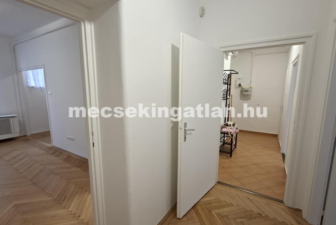 Pécsett az Esztergár Lajos utcában földszinti, teljesen felújított téglalakás kiadó-Családbarát!