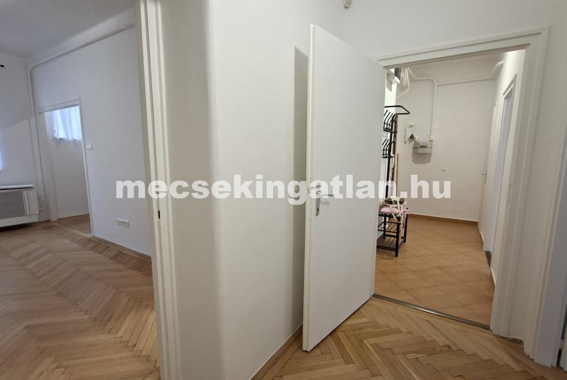 Pécsett az Esztergár Lajos utcában földszinti, teljesen felújított téglalakás kiadó-Családbarát!