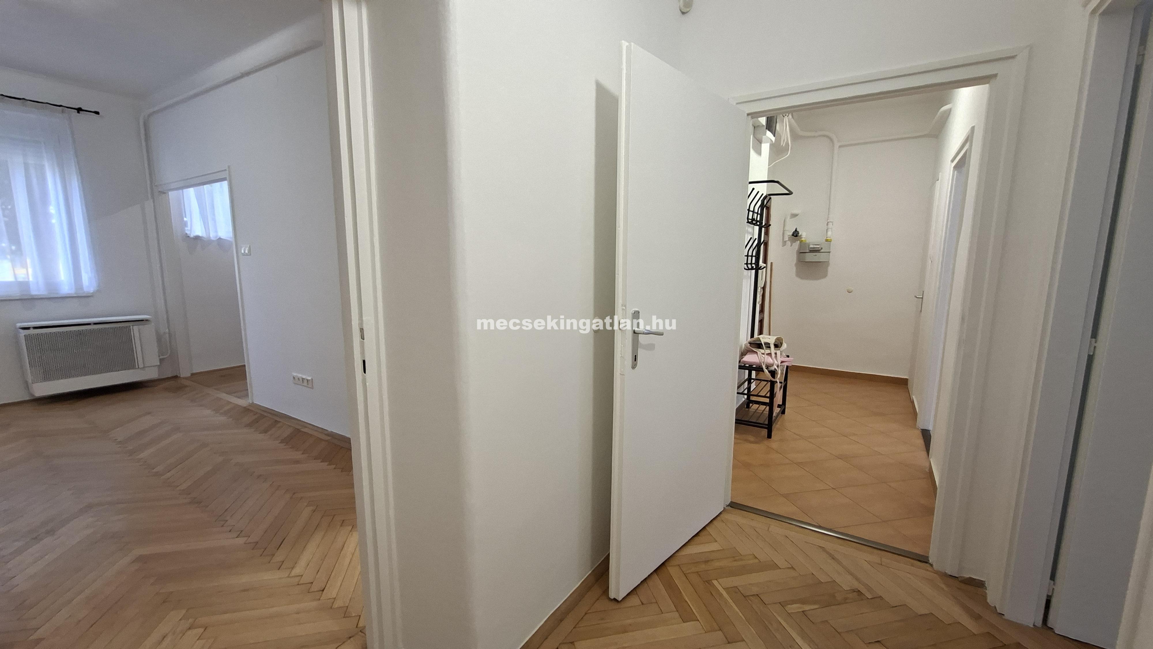 Pécsett az Esztergár Lajos utcában földszinti, teljesen felújított téglalakás kiadó-Családbarát!
