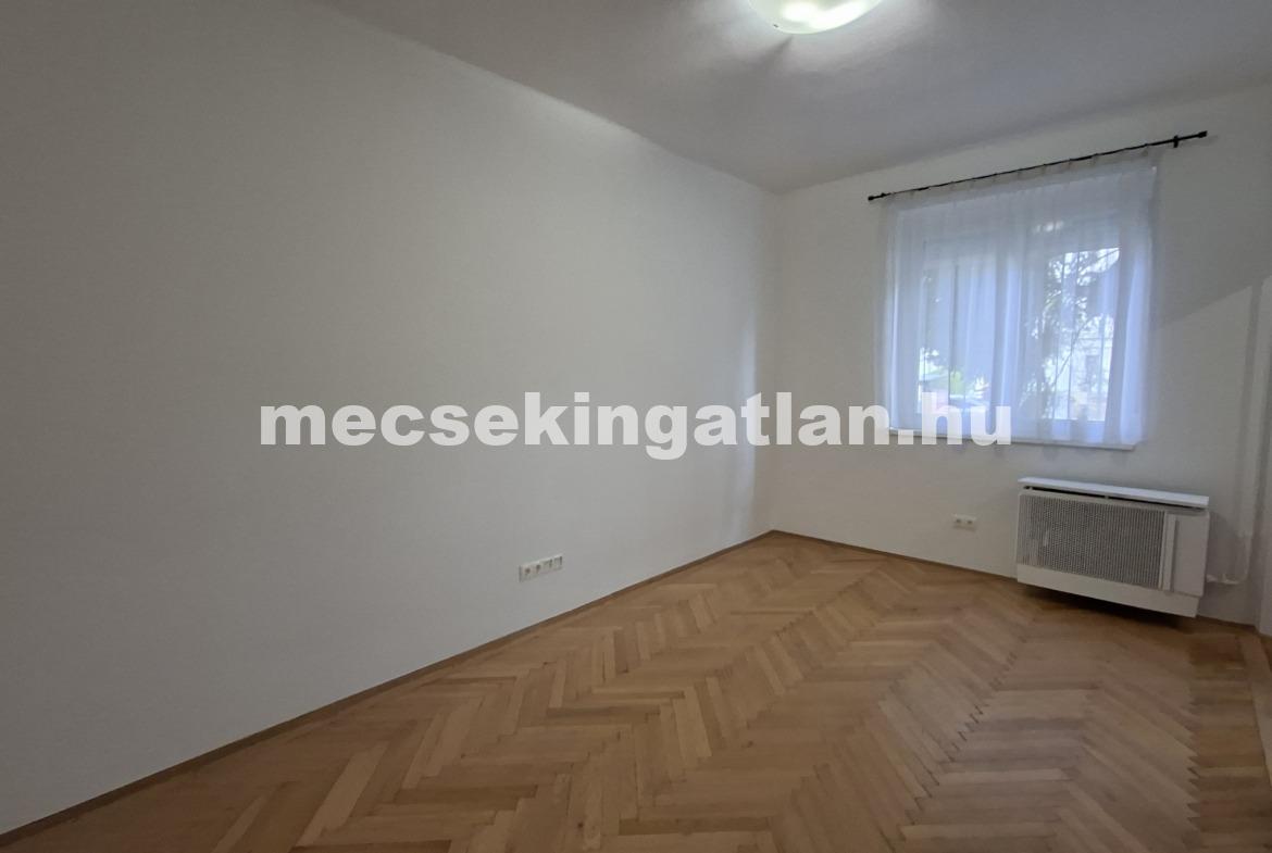 Pécsett az Esztergár Lajos utcában földszinti, teljesen felújított téglalakás kiadó-Családbarát!