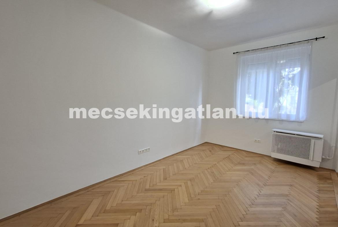 Pécsett az Esztergár Lajos utcában földszinti, teljesen felújított téglalakás kiadó-Családbarát!