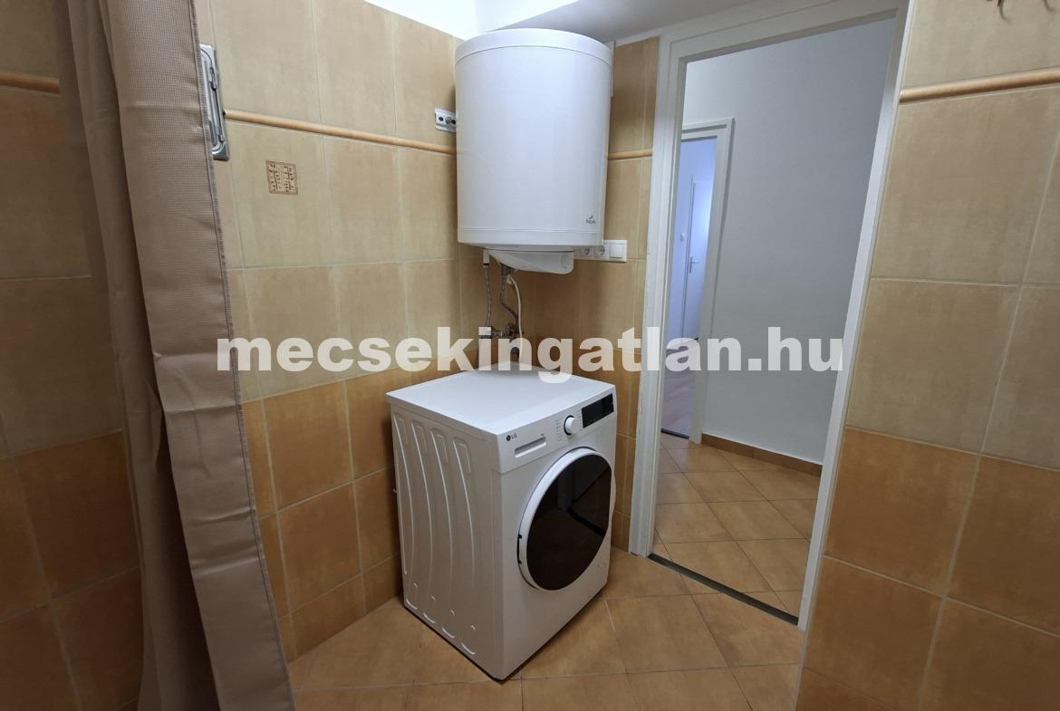 Pécsett az Esztergár Lajos utcában földszinti, teljesen felújított téglalakás kiadó-Családbarát!