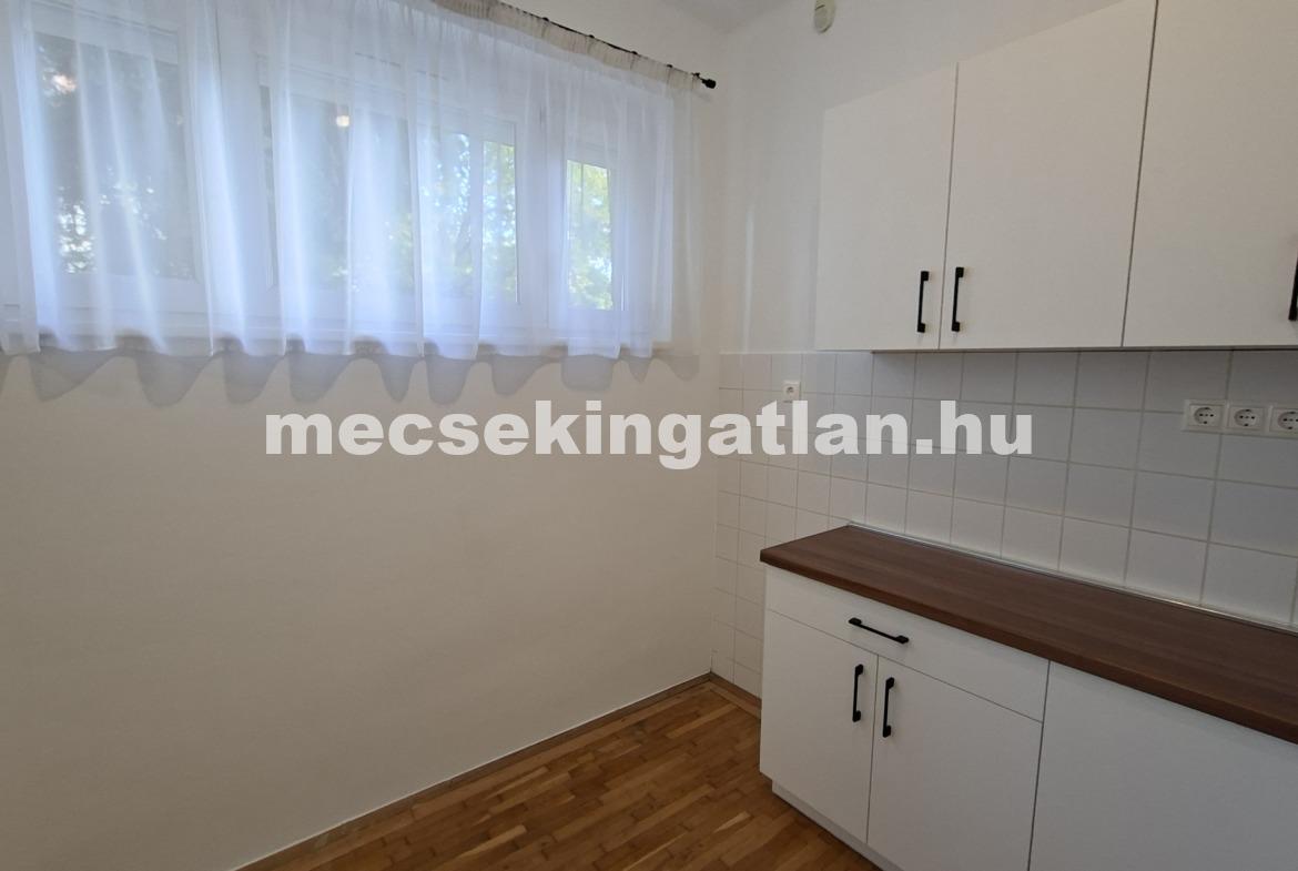 Pécsett az Esztergár Lajos utcában földszinti, teljesen felújított téglalakás kiadó-Családbarát!