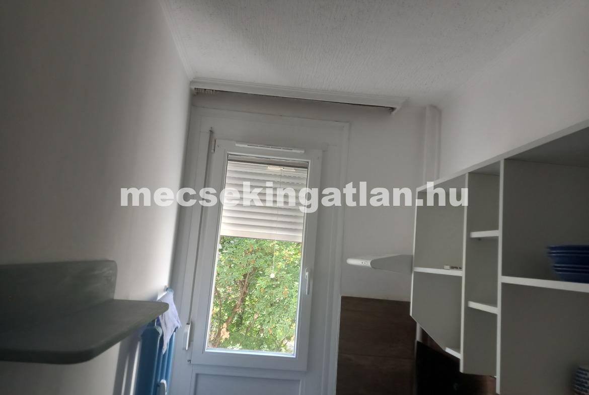 Pécsett az Enyezd utcában harmadik emeleti másfél szobás panellakás eladó!