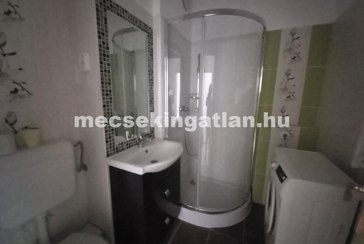 Pécsett az Enyezd utcában harmadik emeleti másfél szobás panellakás eladó!