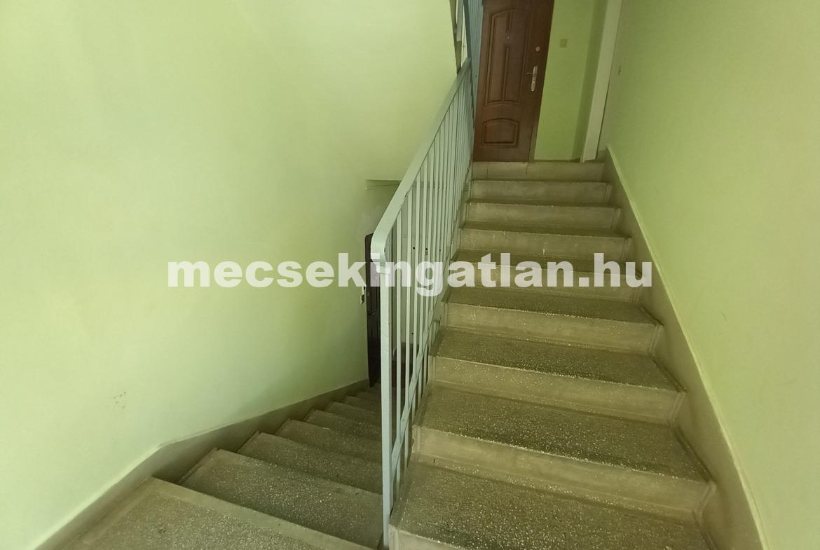 Pécsett az Enyezd utcában harmadik emeleti másfél szobás panellakás eladó!
