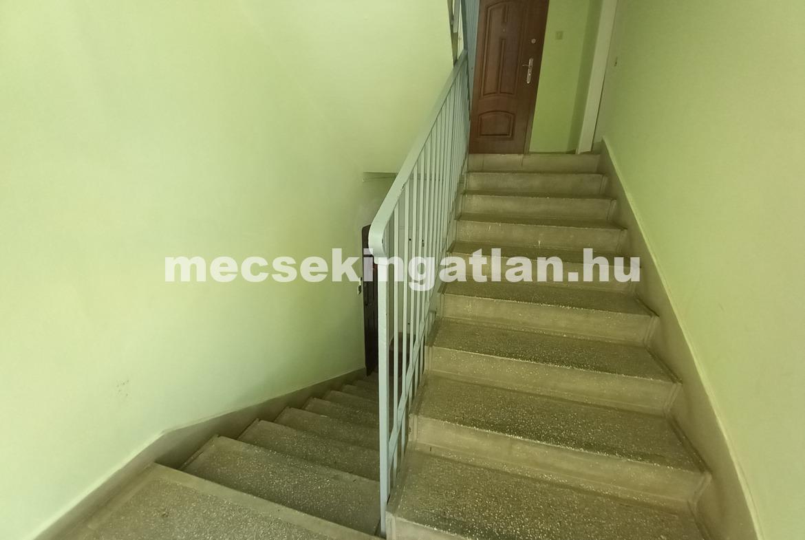 Pécsett az Enyezd utcában harmadik emeleti másfél szobás panellakás eladó!
