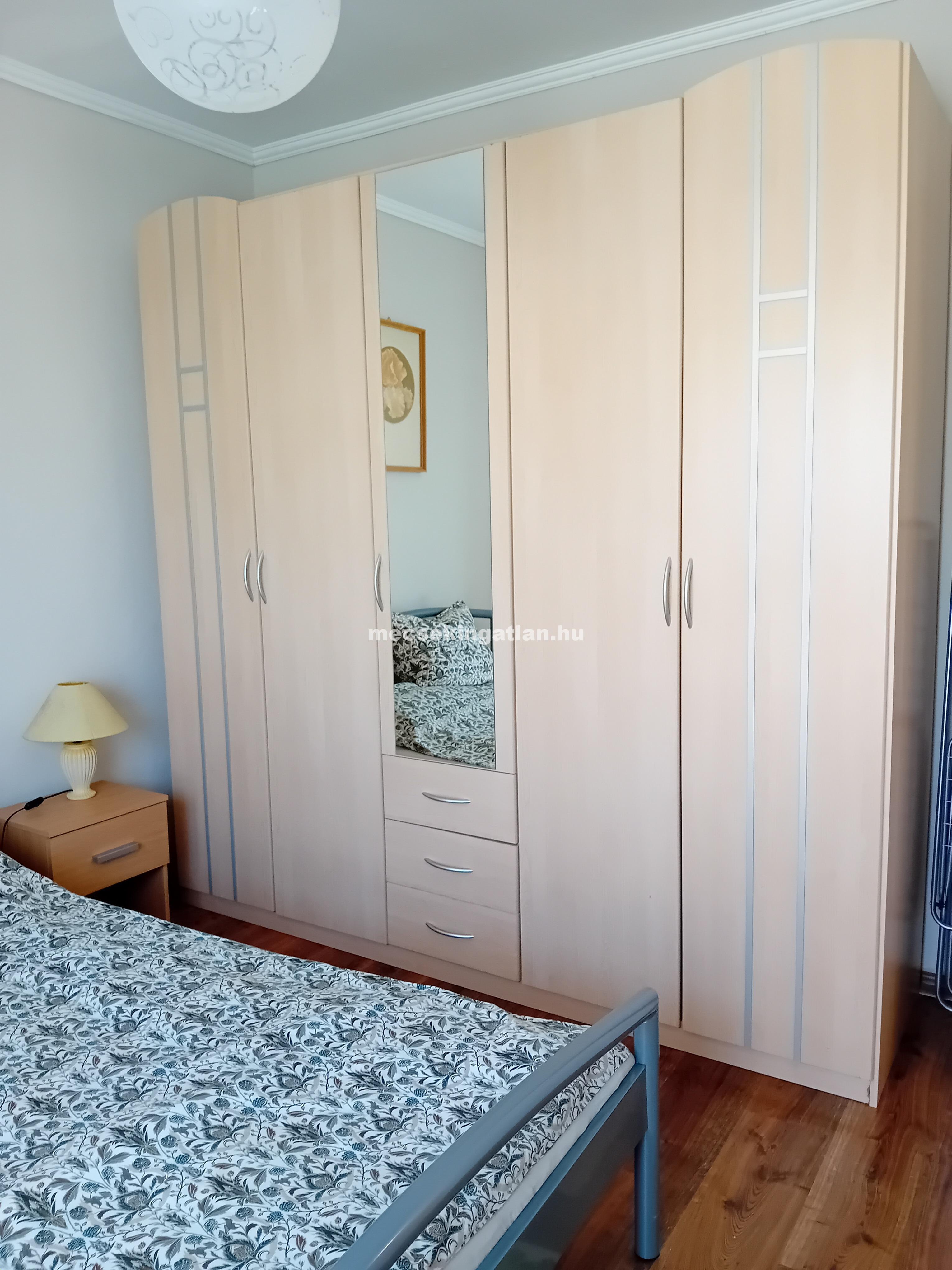 Pécsett a Madách Imre utcában erkélyes panellakás kiadó!