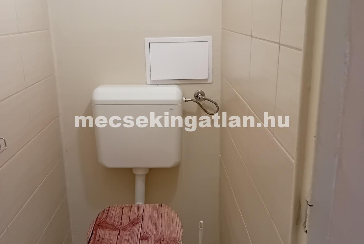 Pécsett a Madách Imre utcában erkélyes panellakás kiadó!