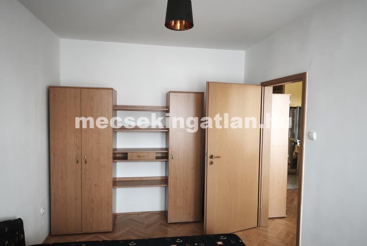 Pécsett a Tiborc utcában kertkapcsolatos téglalakás kiadó!