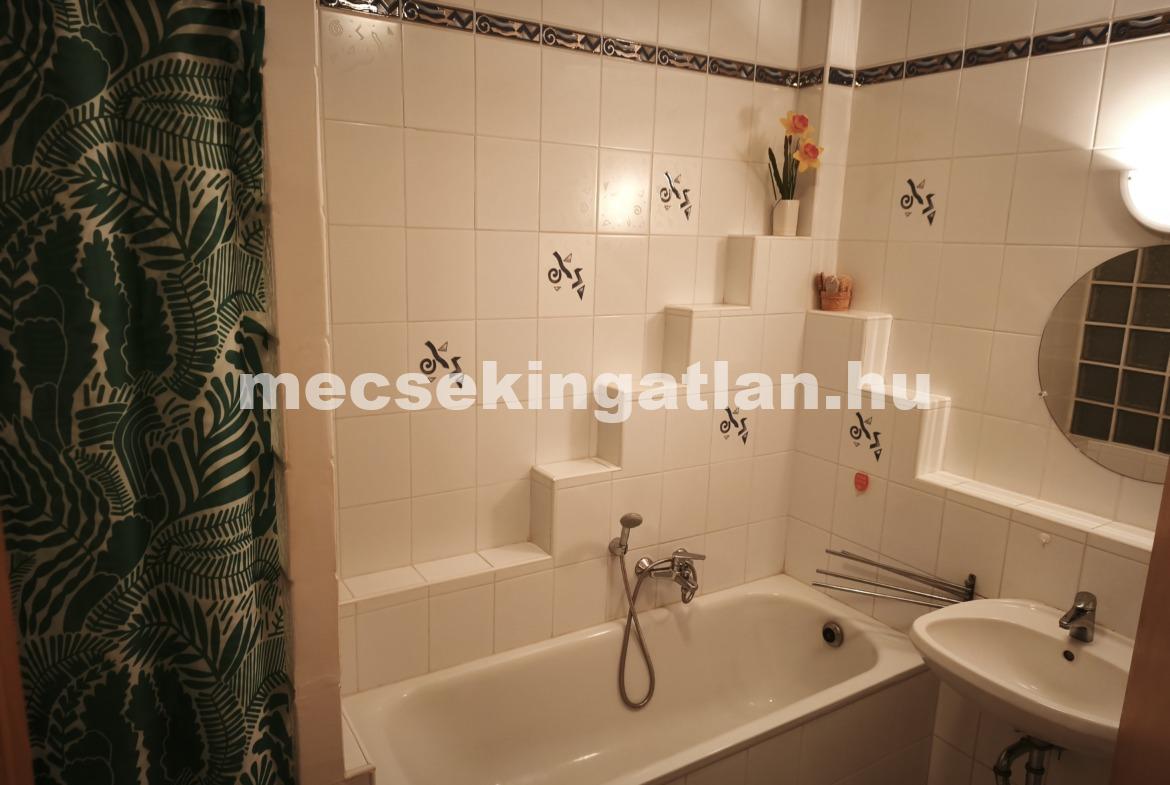 Pécsett a Tiborc utcában kertkapcsolatos téglalakás kiadó!