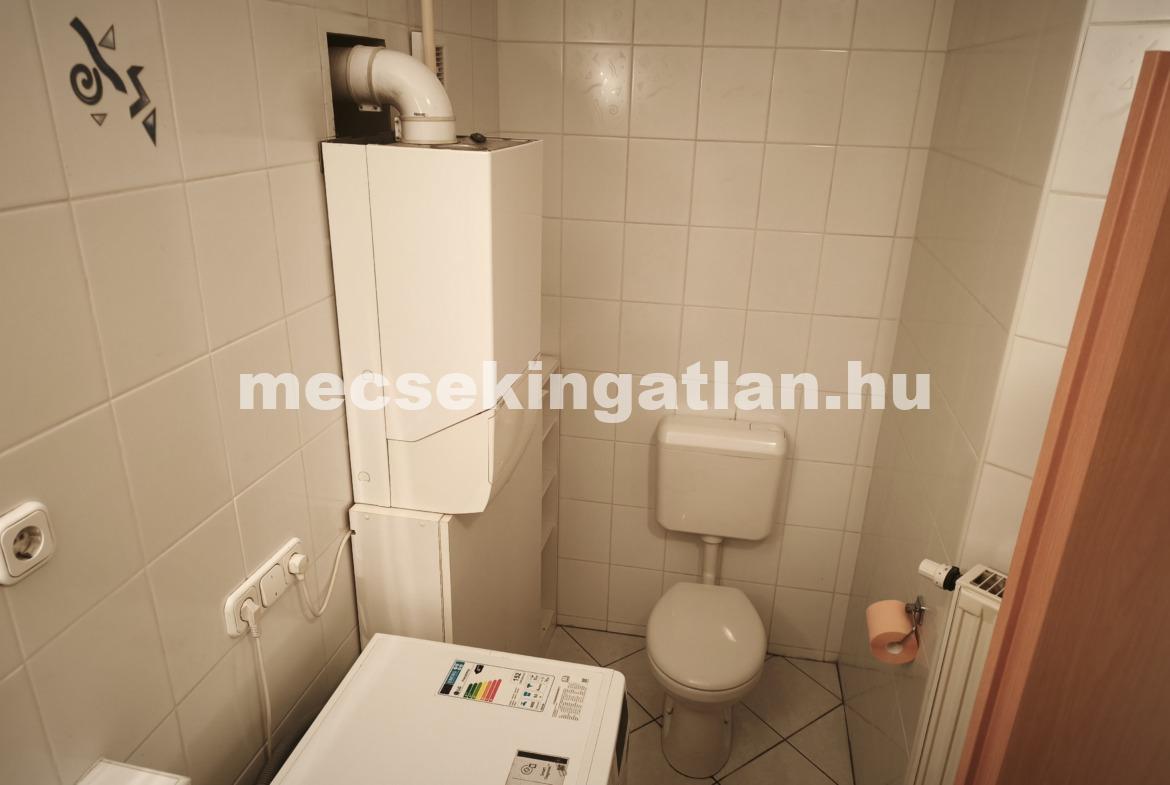 Pécsett a Tiborc utcában kertkapcsolatos téglalakás kiadó!
