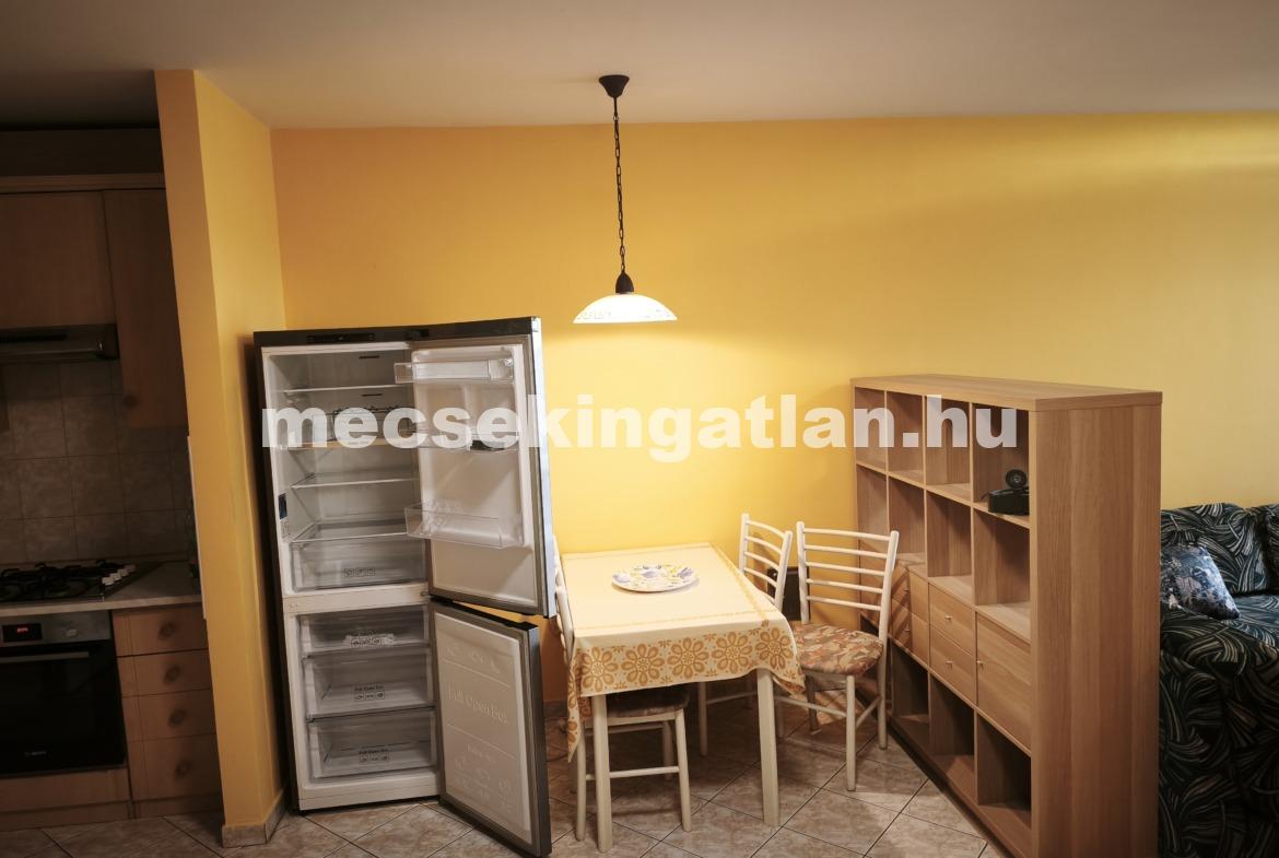 Pécsett a Tiborc utcában kertkapcsolatos téglalakás kiadó!