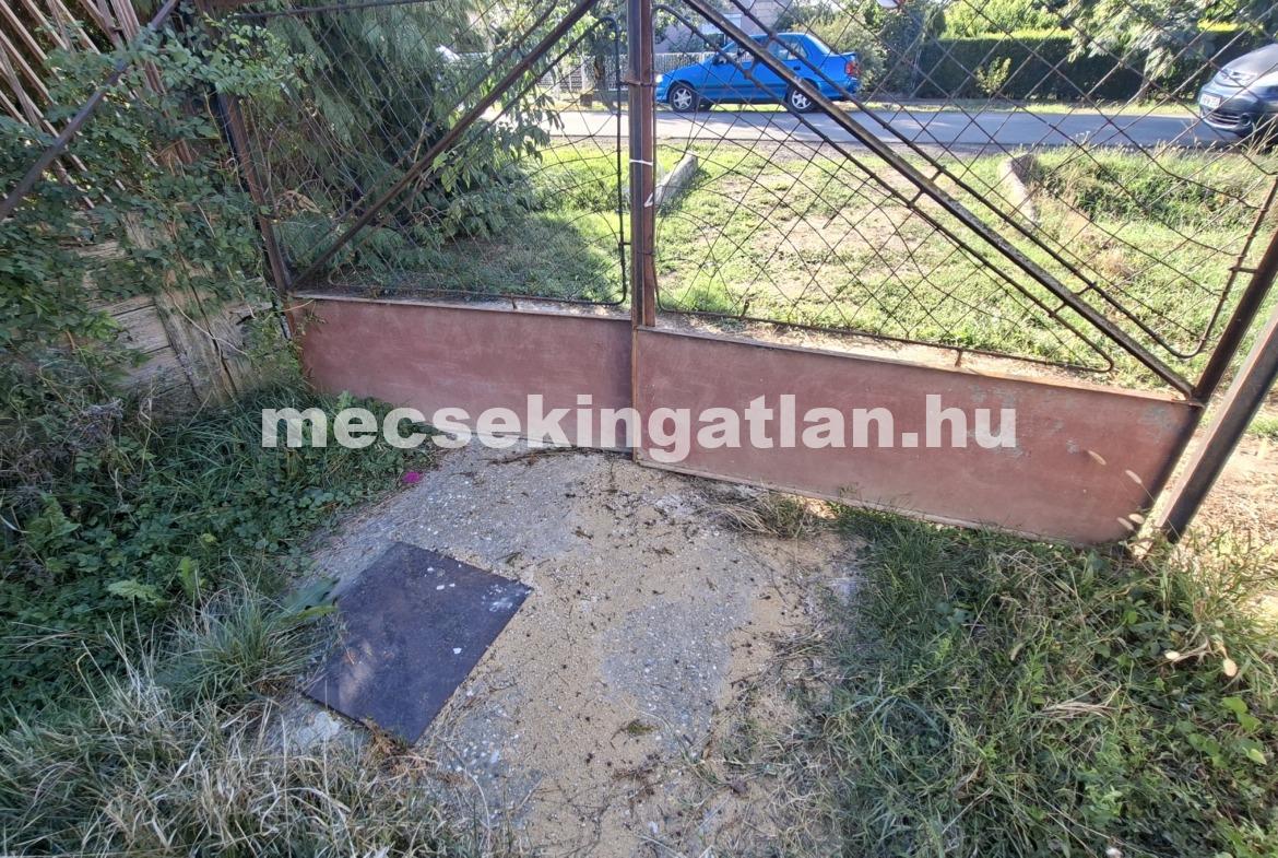 Eladó félkész családi ház Szabadszentkirályon!