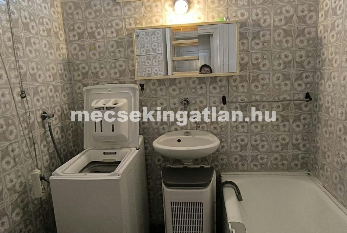 Pécs, Bornemissza Gergely utcában eladó téglalakás a második emeleten-44,9 MFt-i.á.
