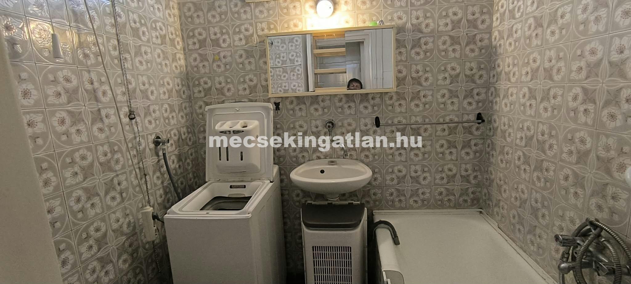Pécs, Bornemissza Gergely utcában eladó téglalakás a második emeleten-44,9 MFt-i.á.