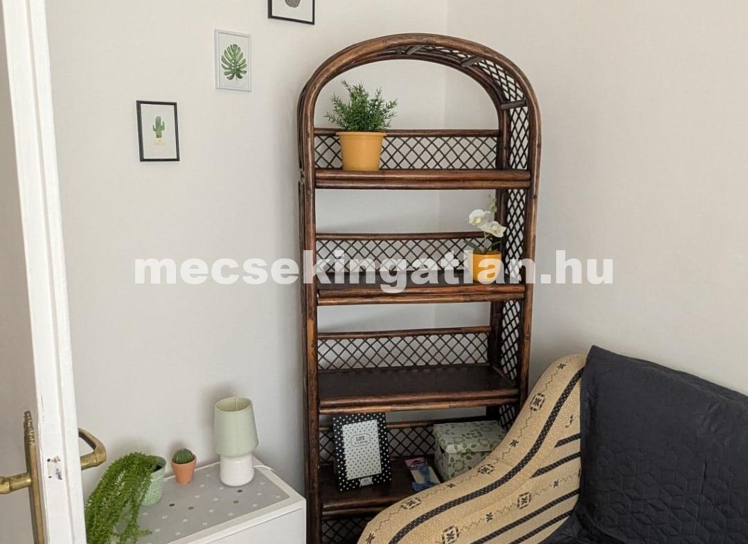 Pécs-Mecsekoldalban, Zsolt utcában első emeleti, felújított téglalakás kiadó!