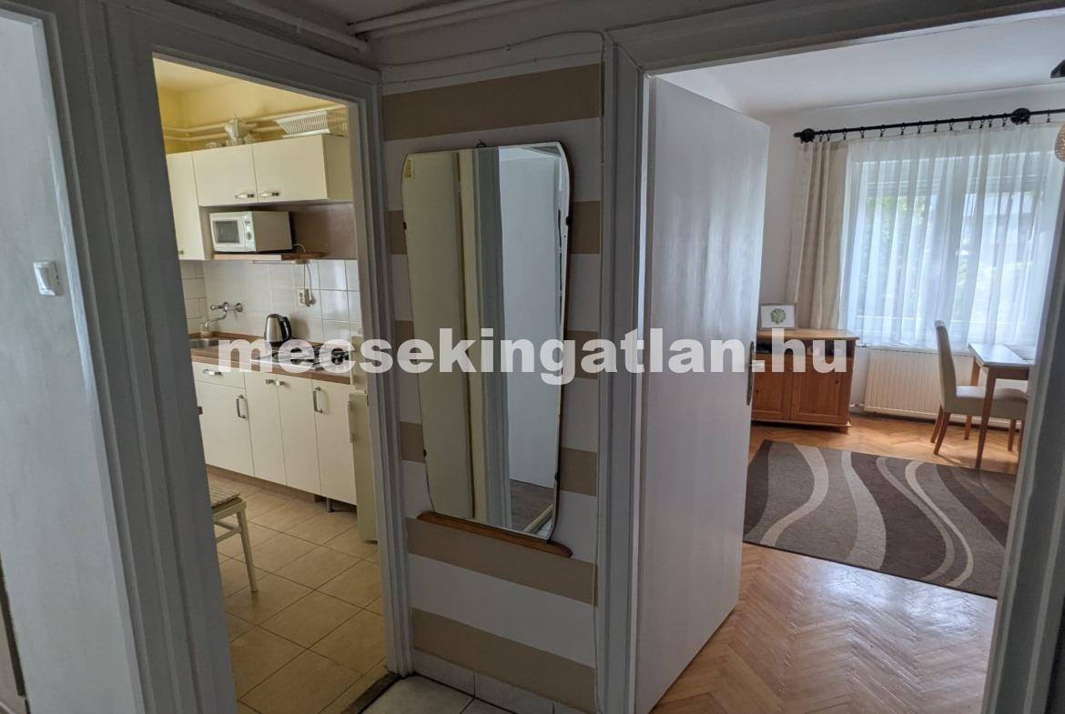 Pécs-Mecsekoldalban, Zsolt utcában első emeleti, felújított téglalakás kiadó!
