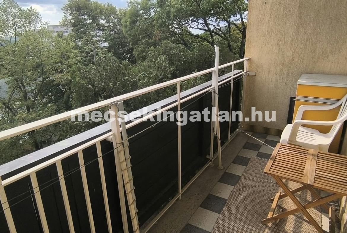 Pécs, Bornemissza Gergely utcában eladó téglalakás a második emeleten-44,9 MFt-i.á.