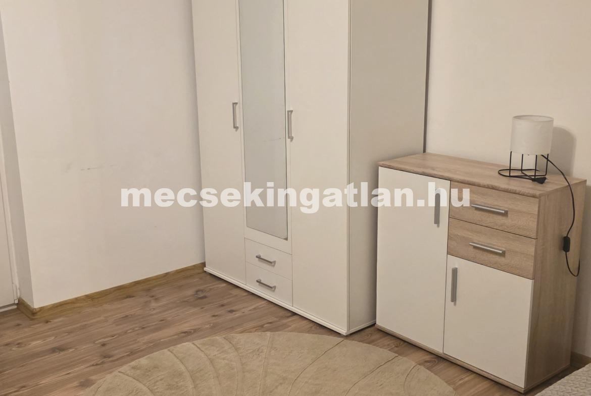 Pécsett a Dobó István utcában 1 szobás téglalakás kiadó!