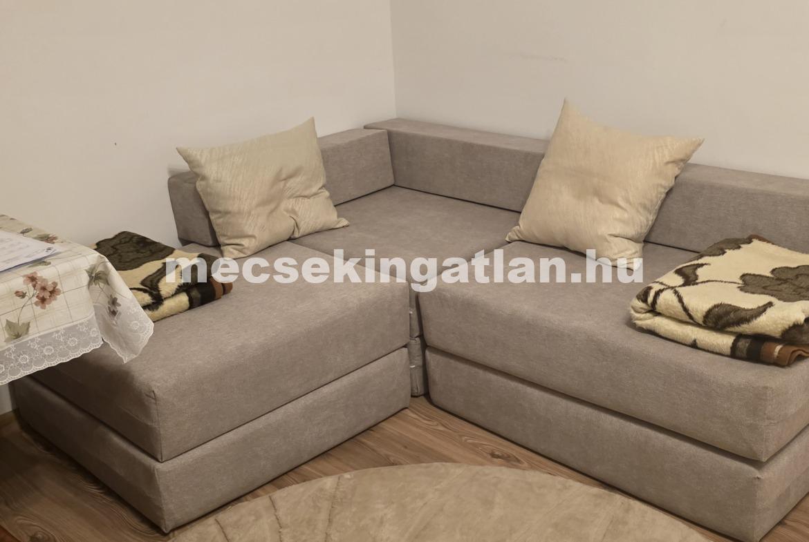 Pécsett a Dobó István utcában 1 szobás téglalakás kiadó!