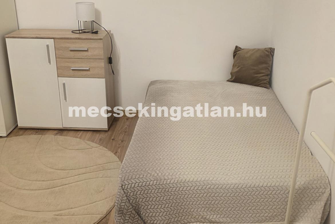 Pécsett a Dobó István utcában 1 szobás téglalakás kiadó!