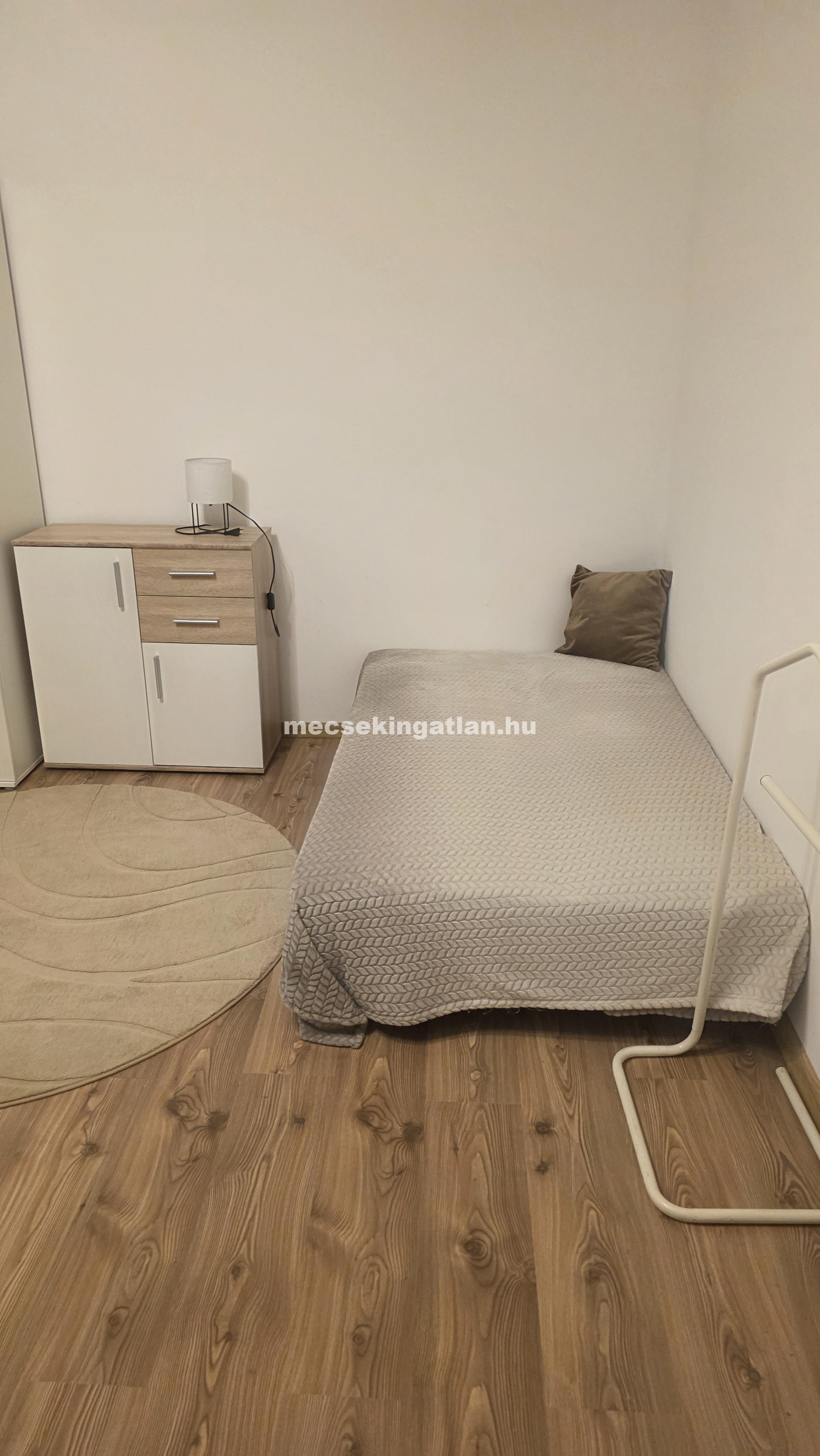 Pécsett a Dobó István utcában 1 szobás téglalakás kiadó!