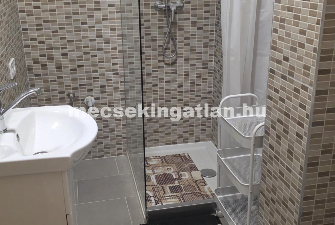 Pécsett a Dobó István utcában 1 szobás téglalakás kiadó!