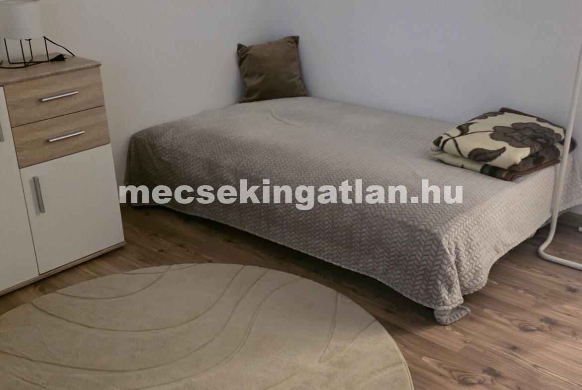 Pécsett a Dobó István utcában 1 szobás téglalakás kiadó!