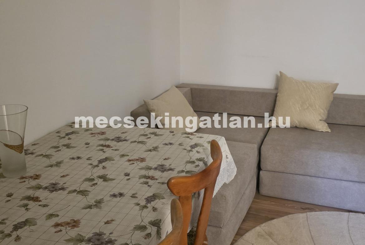 Pécsett a Dobó István utcában 1 szobás téglalakás kiadó!