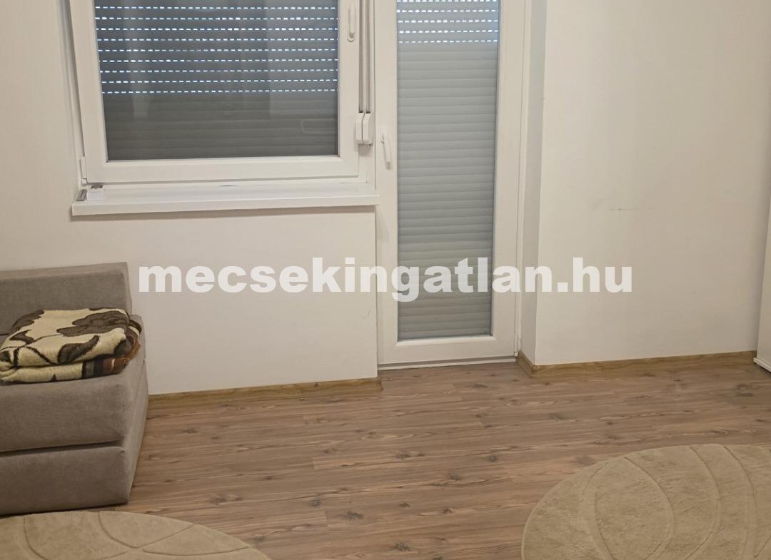 Pécsett a Dobó István utcában 1 szobás téglalakás kiadó!