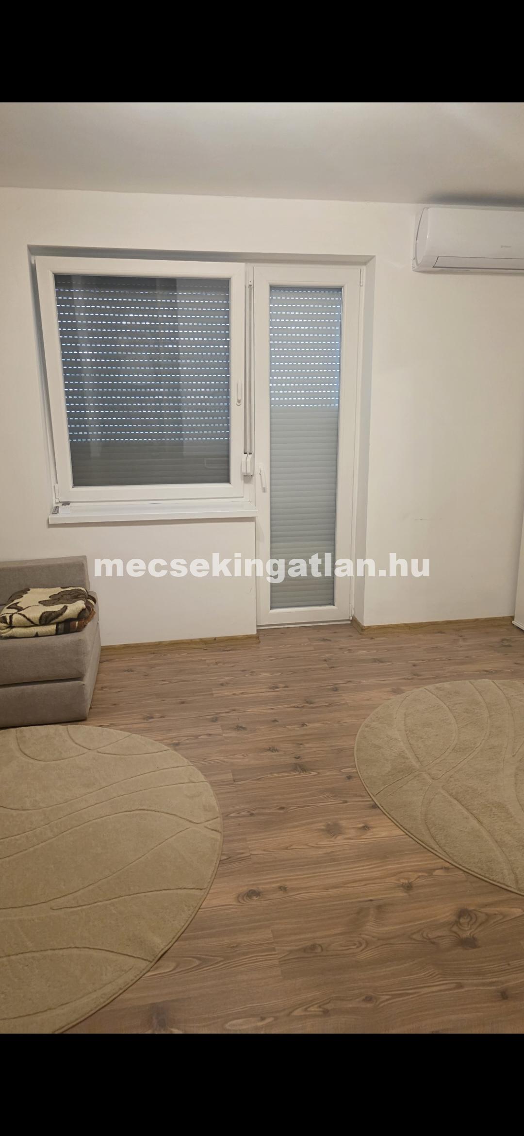 Pécsett a Dobó István utcában 1 szobás téglalakás kiadó!