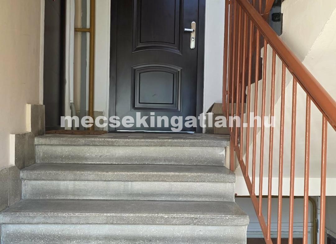 Pécsett a Dobó István utcában 1 szobás téglalakás kiadó!