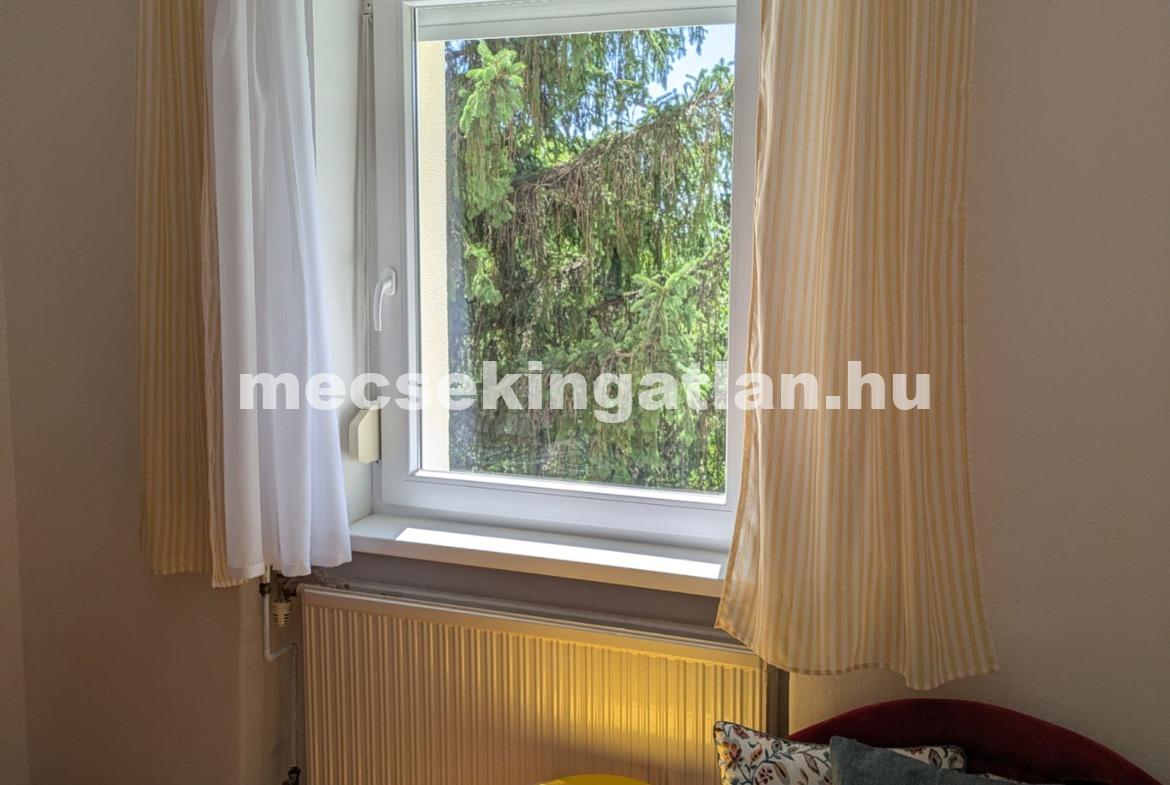 Pécs-Mecsekoldalban, Zsolt utcában első emeleti, felújított téglalakás kiadó!