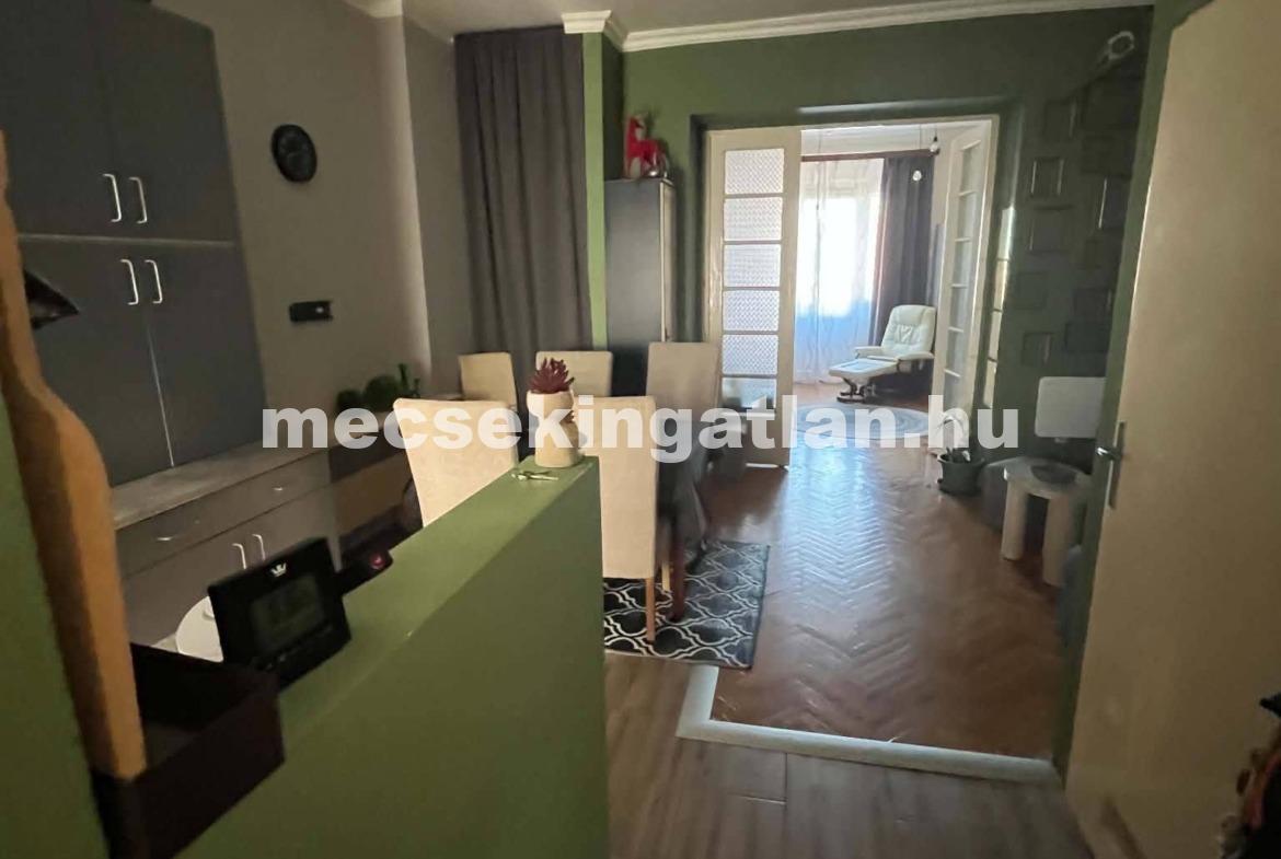 Pécs, Apáca utcában kiadó felújított – igényes téglalakás -klímás
