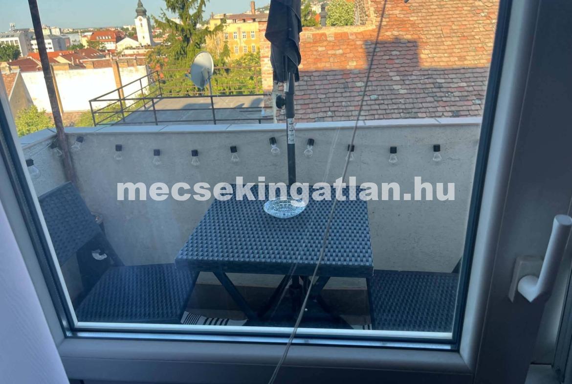 Pécs, Apáca utcában kiadó felújított – igényes téglalakás -klímás