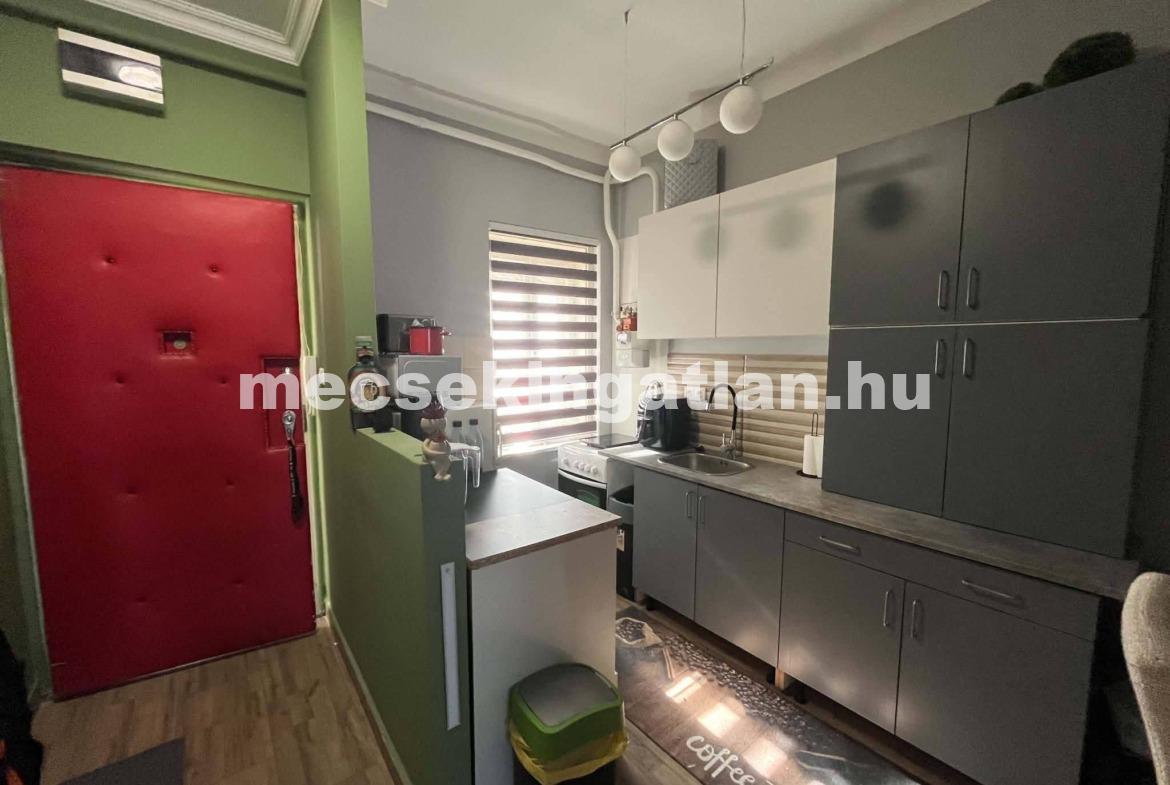 Pécs, Apáca utcában kiadó felújított – igényes téglalakás -klímás