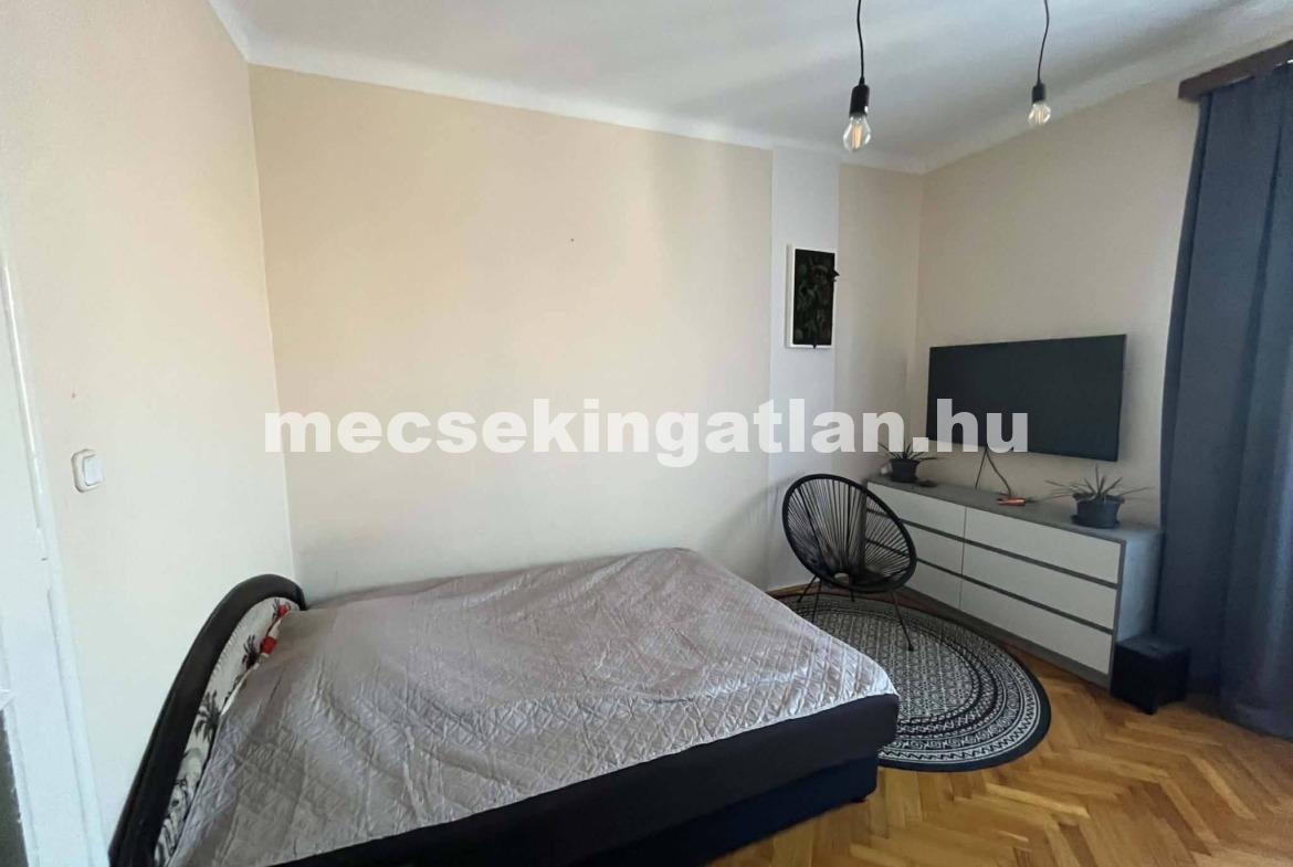 Pécs, Apáca utcában kiadó felújított – igényes téglalakás -klímás